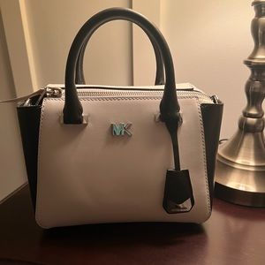 Michael Kors mini messenger